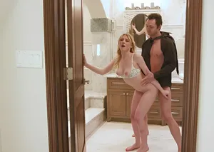 Cô gái trẻ mông to quan hệ tình dục trong xe hơi, la hét và rên rỉ trong lúc ngoại tình, liên tục đạt cực khoái và xuất tinh vào mặt