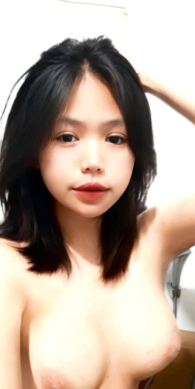 Nữ thần siêu gợi cảm! Đôi chân gợi cảm thực sự rất hấp dẫn! Đôi chân và đôi tất đẹp, tạo dáng, đối mặt với máy ảnh với một cái "của quý" giả được đưa vào lỗ, rên rỉ và rên rỉ